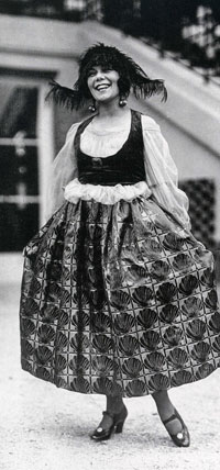 Frères-Seeberger,-Mademoiselle-Andrée-Spinelly-en-robe-Poiret-au-Grand-Prix-de-Deauville,-15-août-1920,-photographie,-BNF-Paris-detail